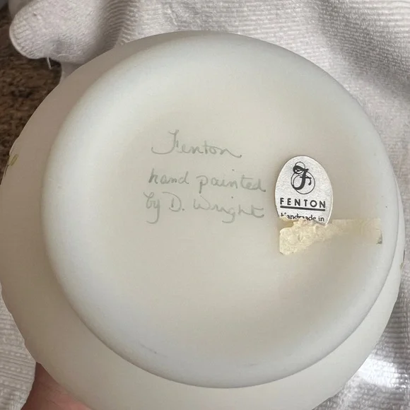 Fenton Satin Custard Ruffled Crimped Edge Vase Pink Flowers signed D Wright - Picture 6 of 9